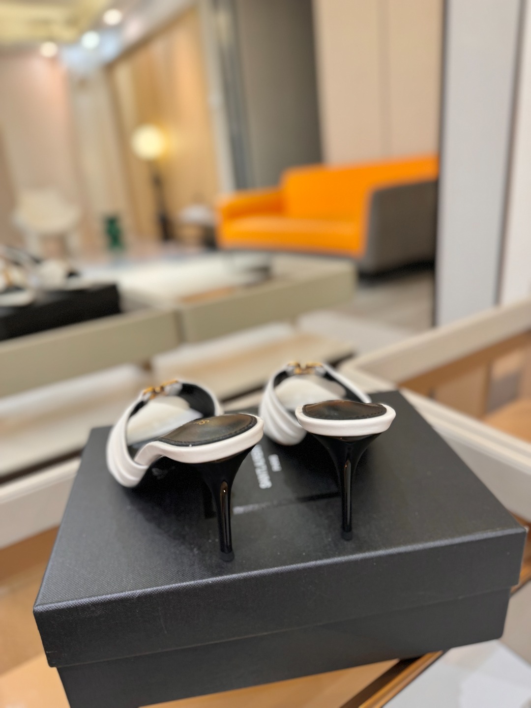 YSL「SAINT LAURENT*」  夏季新品 尖头优雅大气高跟拖鞋 ——————————  尖头设计拉长腿部线条，