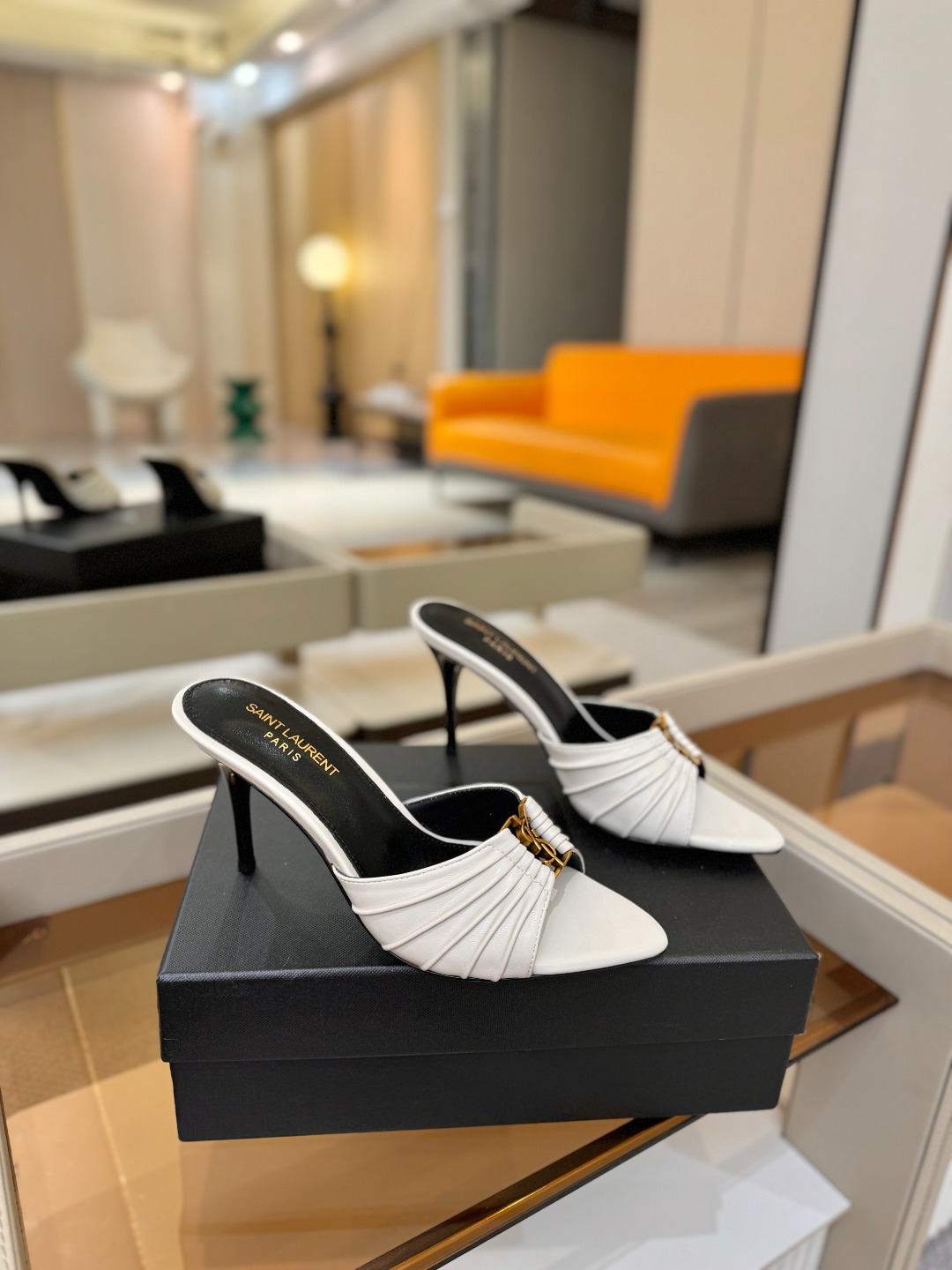 YSL「SAINT LAURENT*」  夏季新品 尖头优雅大气高跟拖鞋 ——————————  尖头设计拉长腿部线条，