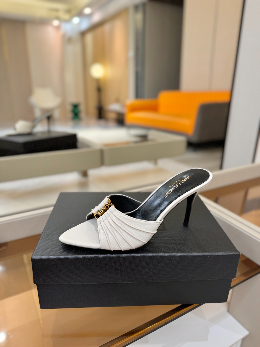 YSL「SAINT LAURENT*」  夏季新品 尖头优雅大气高跟拖鞋 ——————————  尖头设计拉长腿部线条，