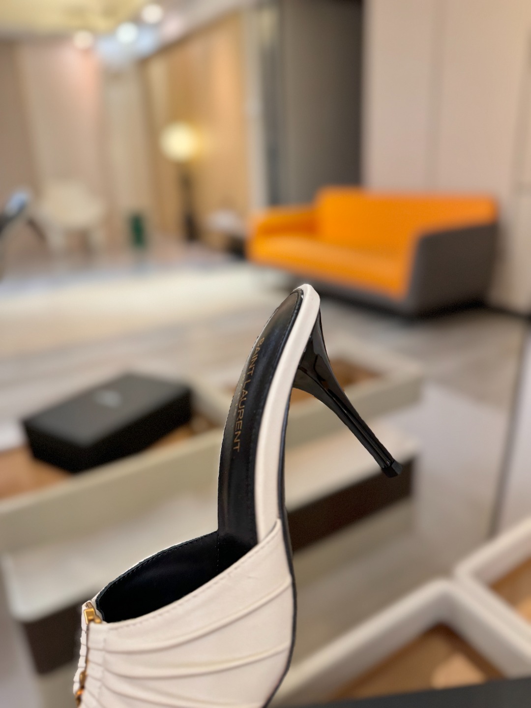 YSL「SAINT LAURENT*」  夏季新品 尖头优雅大气高跟拖鞋 ——————————  尖头设计拉长腿部线条，