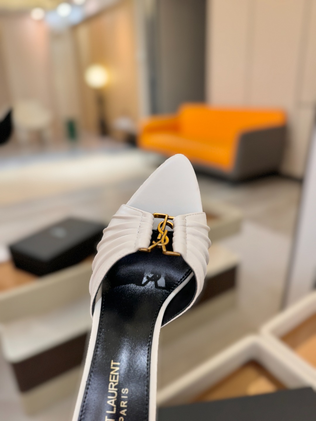 YSL「SAINT LAURENT*」  夏季新品 尖头优雅大气高跟拖鞋 ——————————  尖头设计拉长腿部线条，