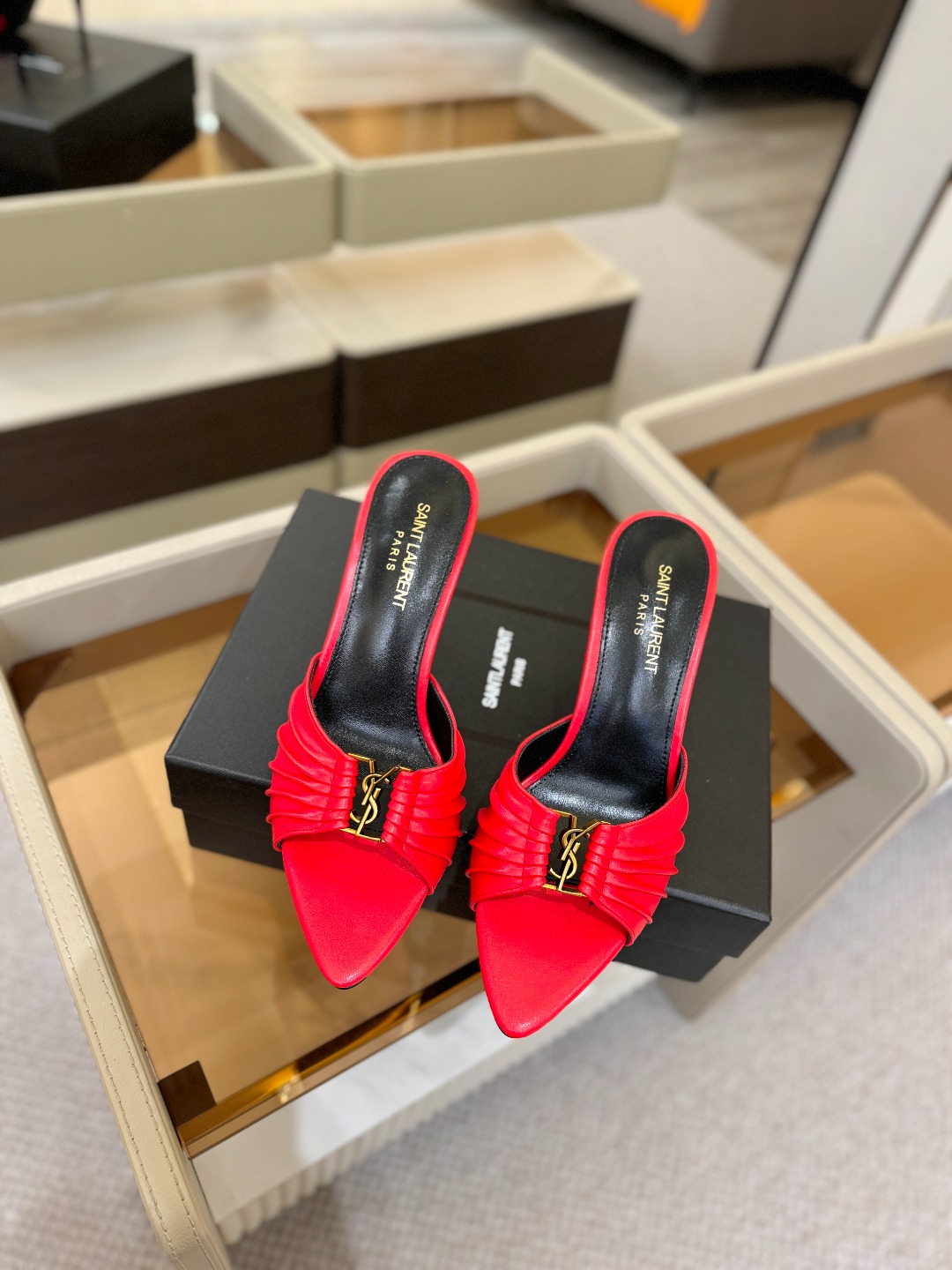 YSL「SAINT LAURENT*」  夏季新品 尖头优雅大气高跟拖鞋 ——————————  尖头设计拉长腿部线条，
