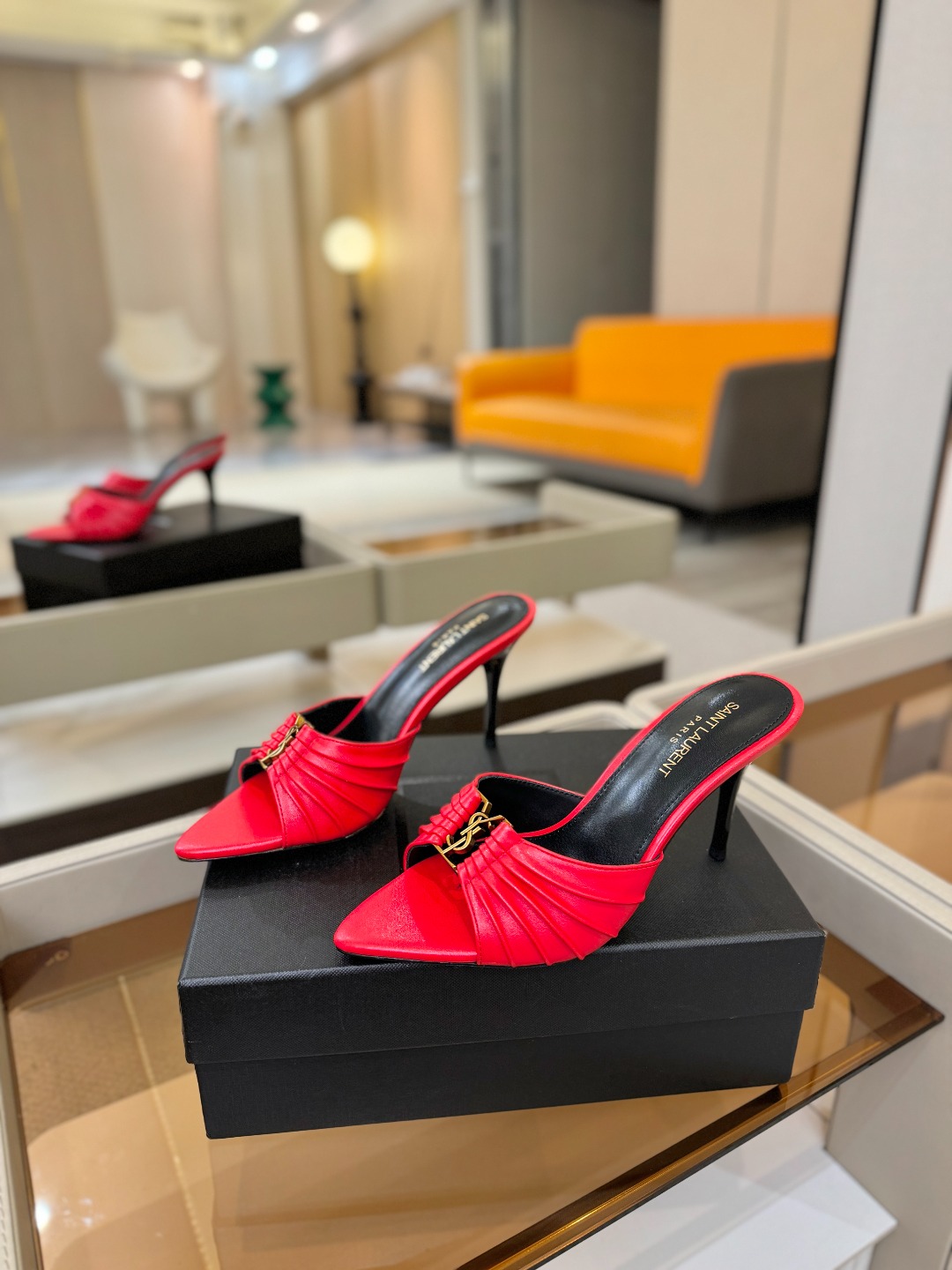 YSL「SAINT LAURENT*」  夏季新品 尖头优雅大气高跟拖鞋 ——————————  尖头设计拉长腿部线条，