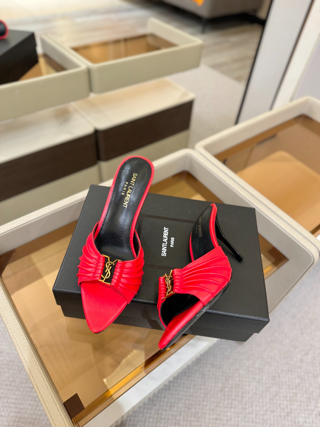 YSL「SAINT LAURENT*」  夏季新品 尖头优雅大气高跟拖鞋 ——————————  尖头设计拉长腿部线条，