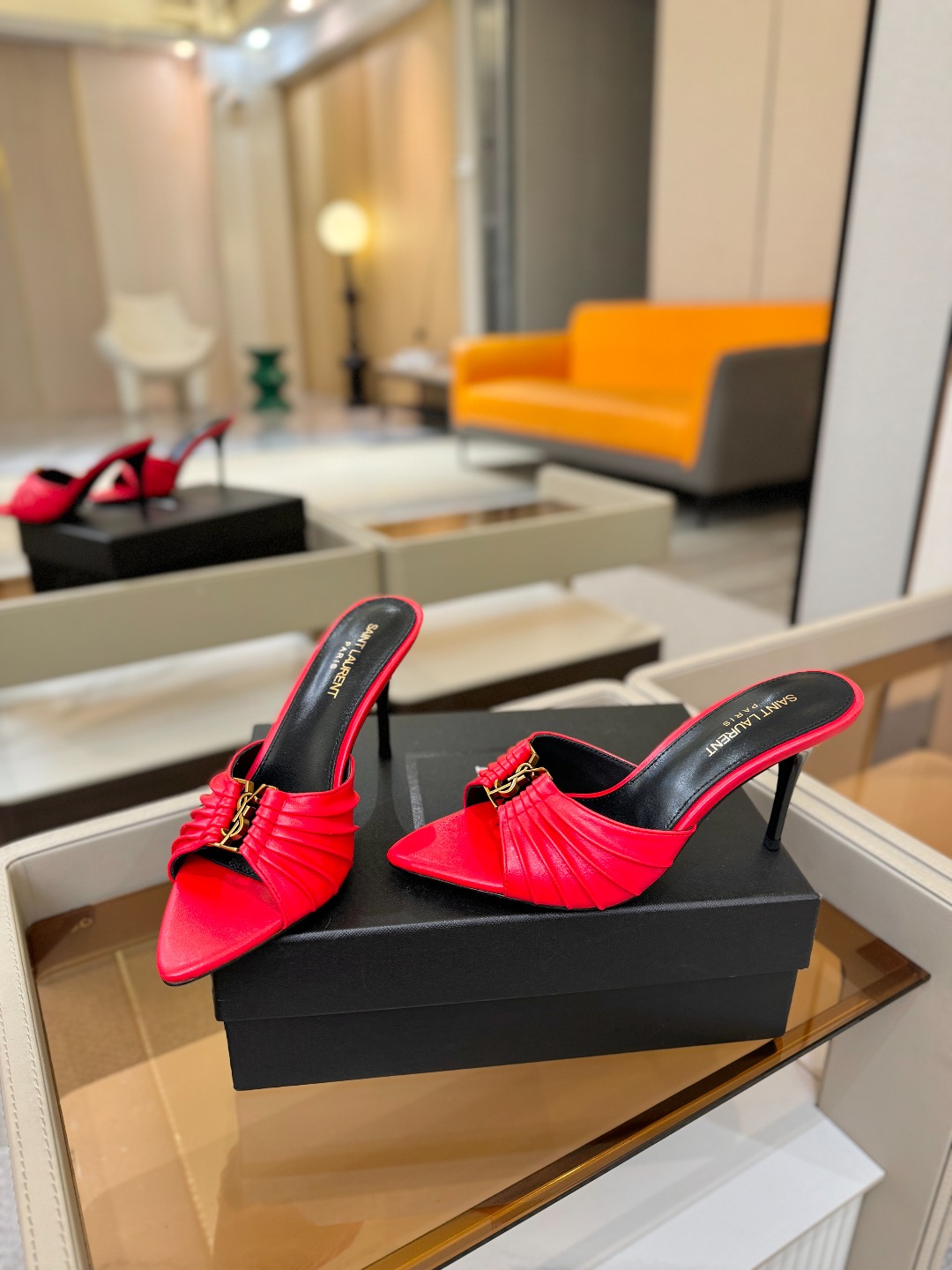 YSL「SAINT LAURENT*」  夏季新品 尖头优雅大气高跟拖鞋 ——————————  尖头设计拉长腿部线条，
