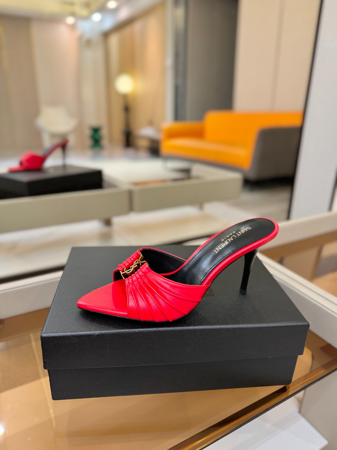 YSL「SAINT LAURENT*」  夏季新品 尖头优雅大气高跟拖鞋 ——————————  尖头设计拉长腿部线条，