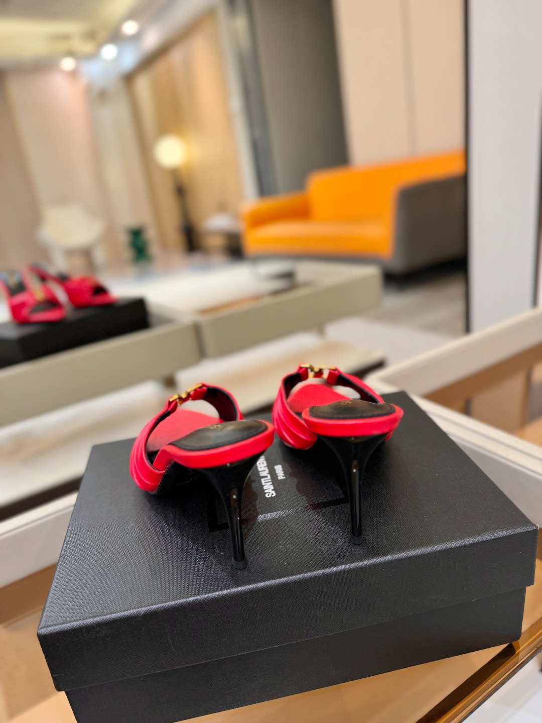 YSL「SAINT LAURENT*」  夏季新品 尖头优雅大气高跟拖鞋 ——————————  尖头设计拉长腿部线条，