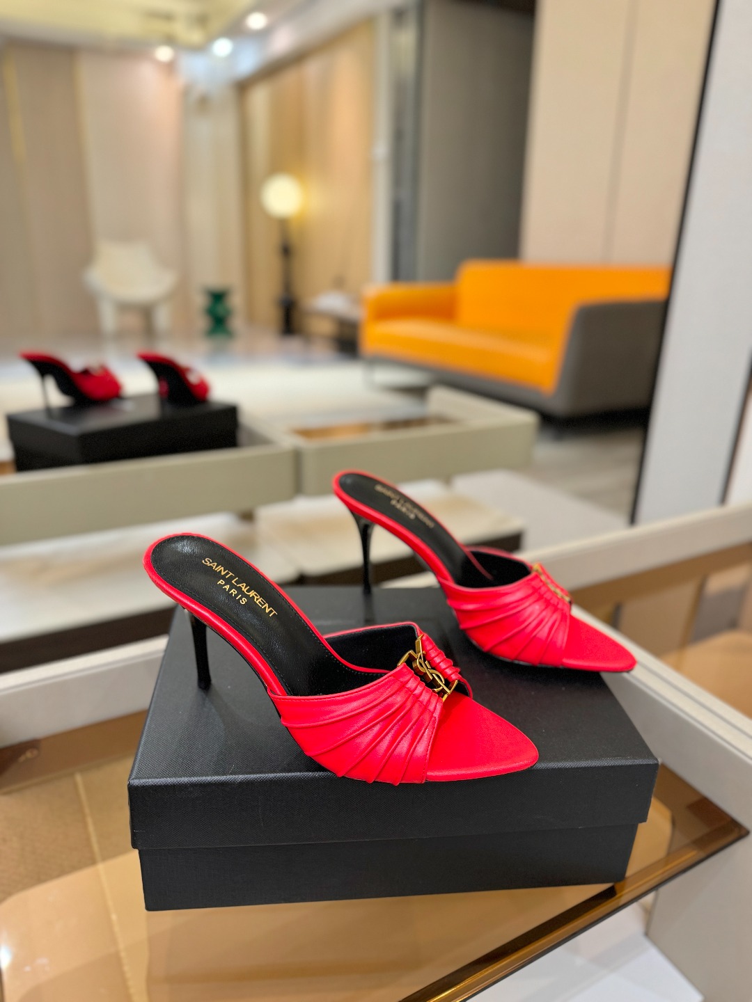 YSL「SAINT LAURENT*」  夏季新品 尖头优雅大气高跟拖鞋 ——————————  尖头设计拉长腿部线条，