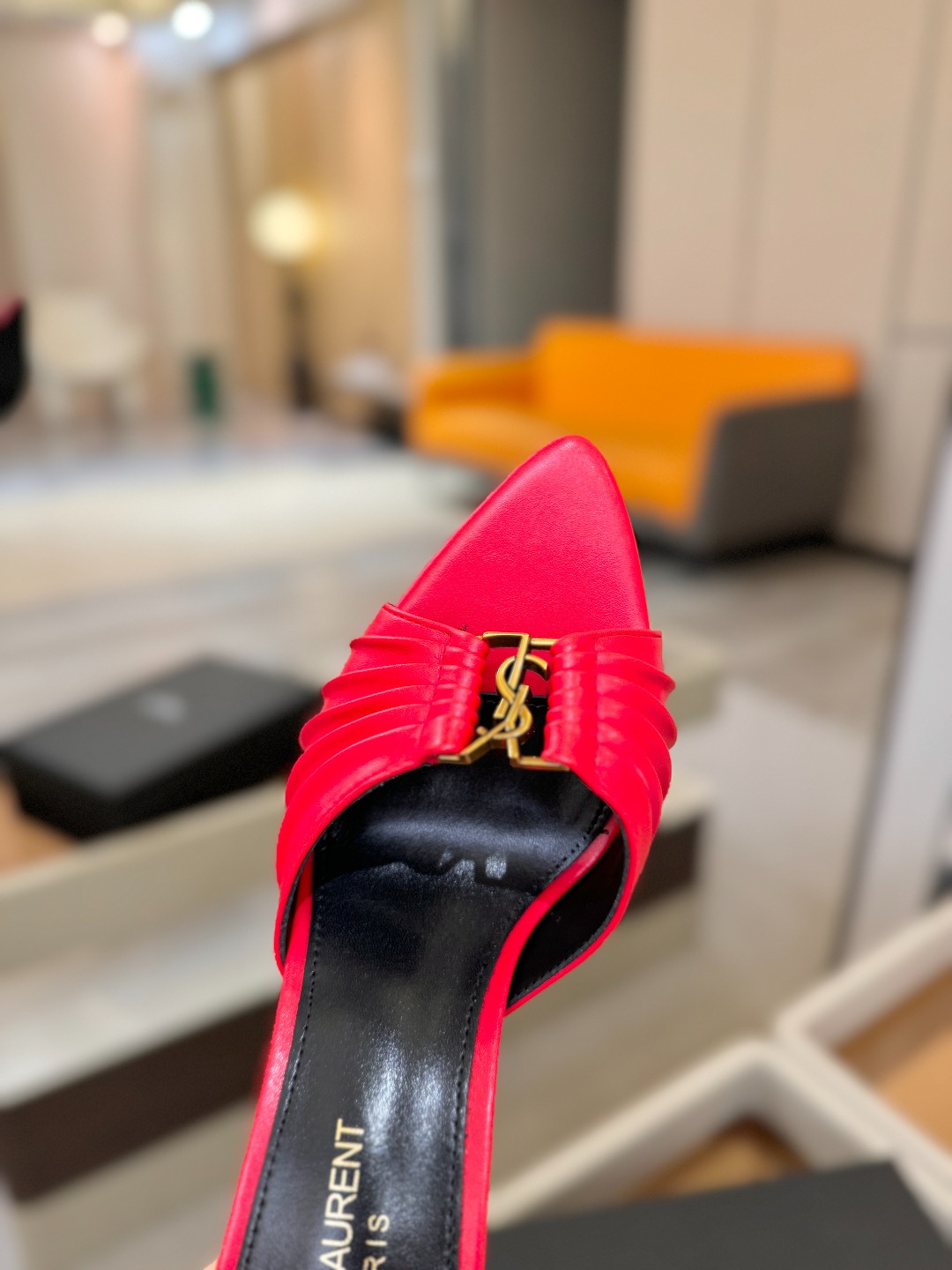 YSL「SAINT LAURENT*」  夏季新品 尖头优雅大气高跟拖鞋 ——————————  尖头设计拉长腿部线条，