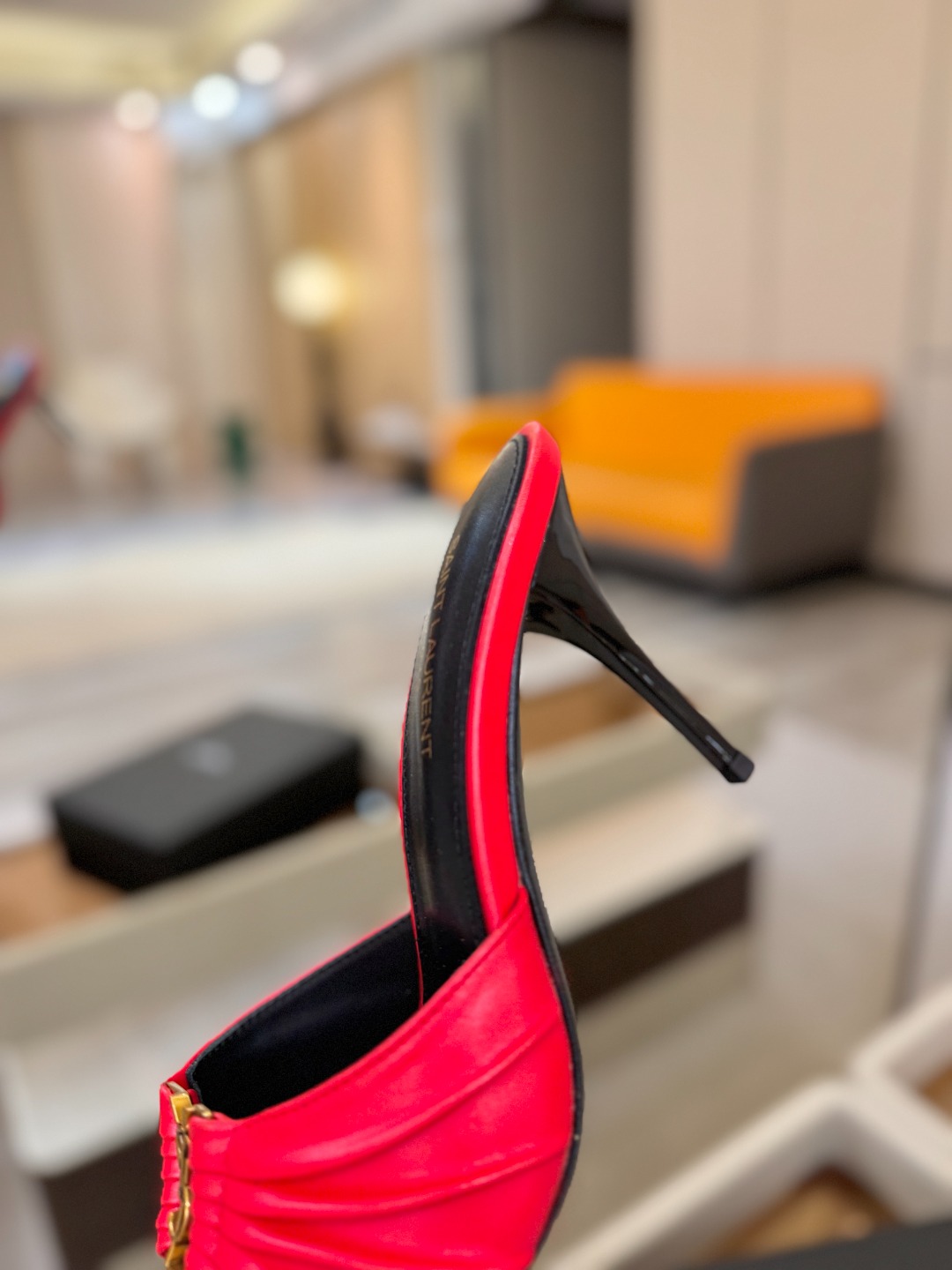 YSL「SAINT LAURENT*」  夏季新品 尖头优雅大气高跟拖鞋 ——————————  尖头设计拉长腿部线条，