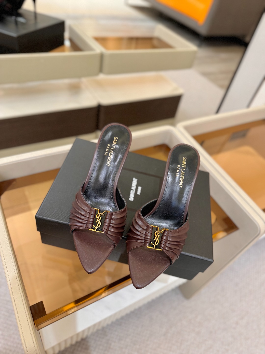 YSL「SAINT LAURENT*」  夏季新品 尖头优雅大气高跟拖鞋 ——————————  尖头设计拉长腿部线条，