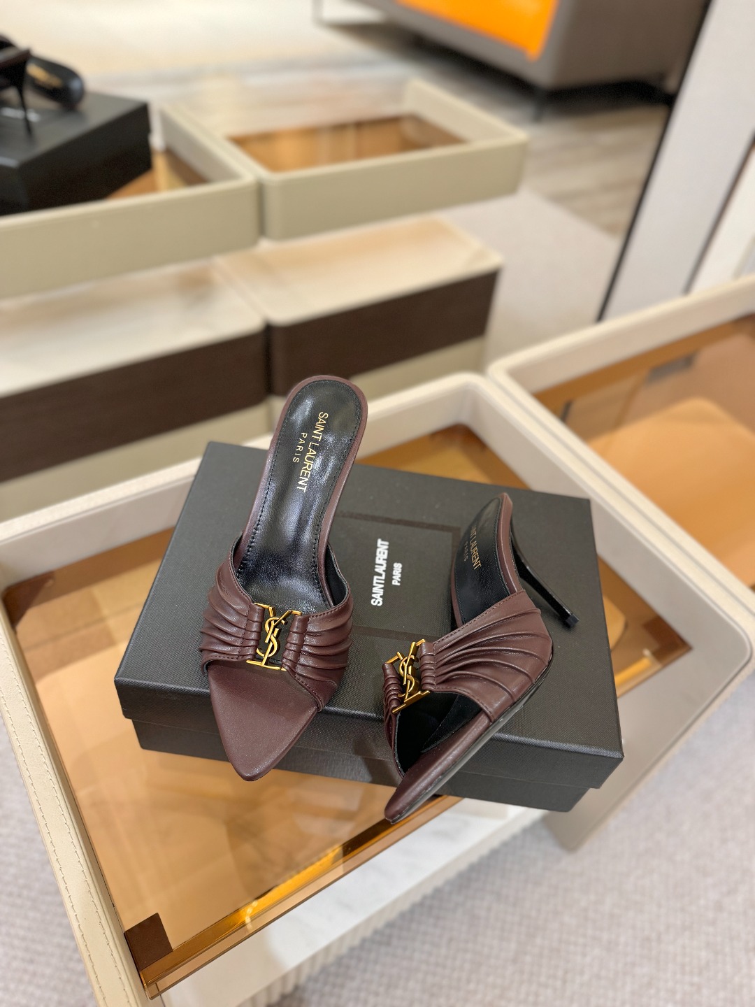 YSL「SAINT LAURENT*」  夏季新品 尖头优雅大气高跟拖鞋 ——————————  尖头设计拉长腿部线条，