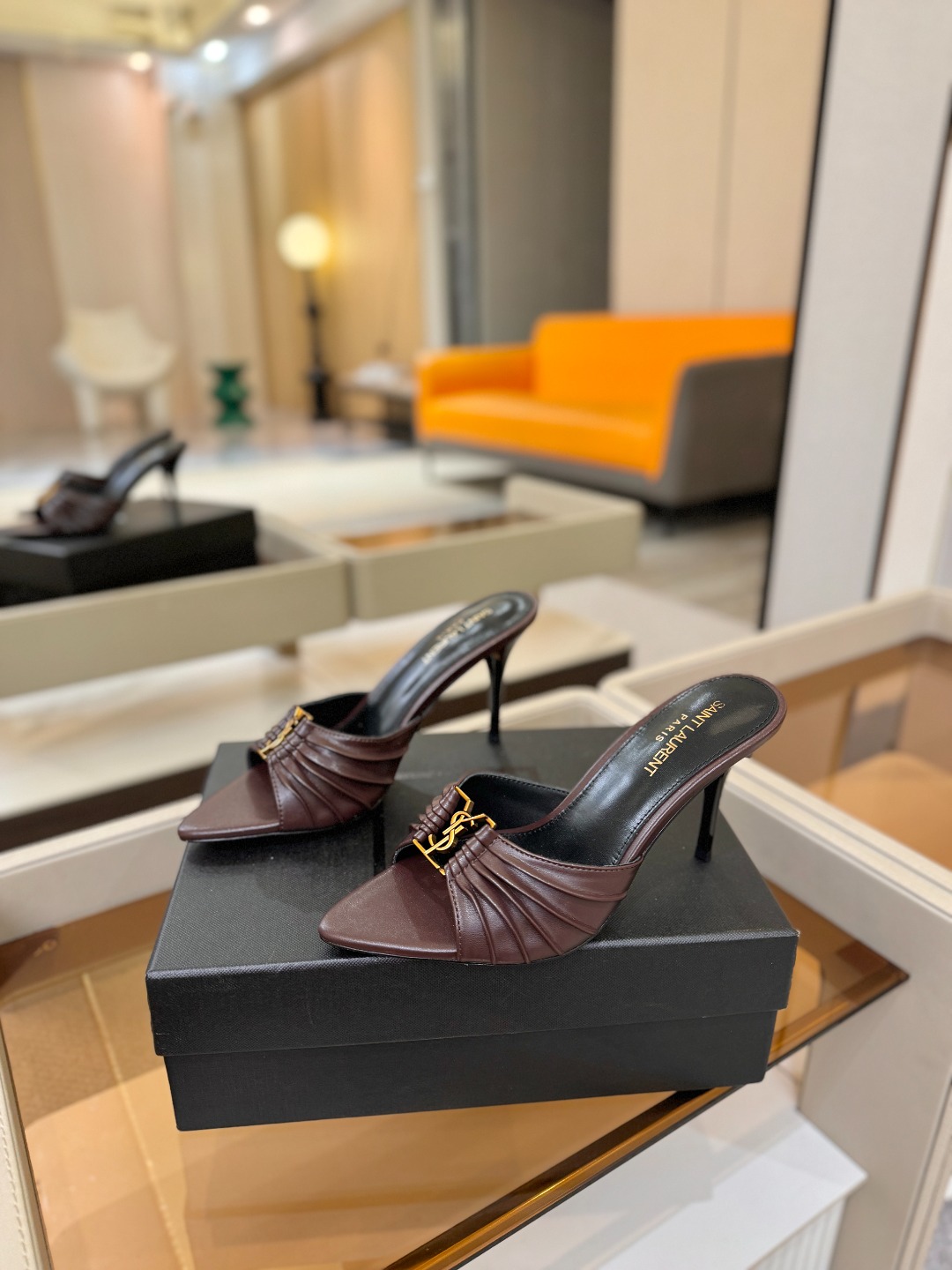 YSL「SAINT LAURENT*」  夏季新品 尖头优雅大气高跟拖鞋 ——————————  尖头设计拉长腿部线条，