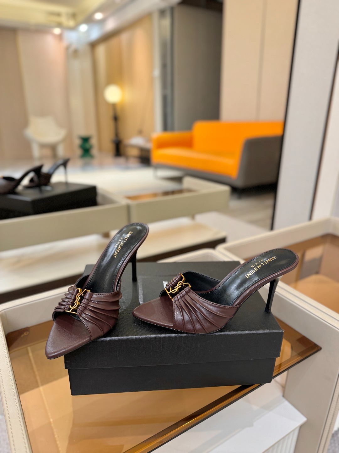 YSL「SAINT LAURENT*」  夏季新品 尖头优雅大气高跟拖鞋 ——————————  尖头设计拉长腿部线条，