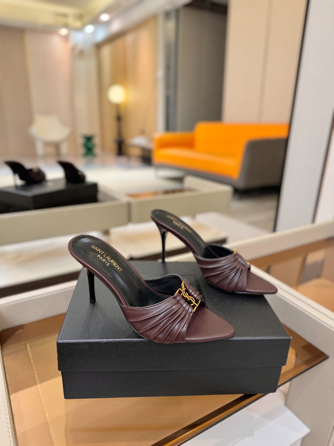 YSL「SAINT LAURENT*」  夏季新品 尖头优雅大气高跟拖鞋 ——————————  尖头设计拉长腿部线条，