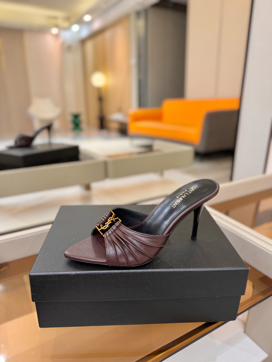YSL「SAINT LAURENT*」  夏季新品 尖头优雅大气高跟拖鞋 ——————————  尖头设计拉长腿部线条，