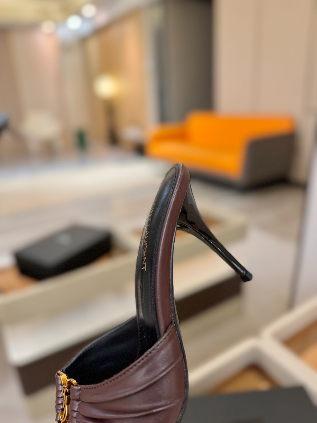 YSL「SAINT LAURENT*」  夏季新品 尖头优雅大气高跟拖鞋 ——————————  尖头设计拉长腿部线条，