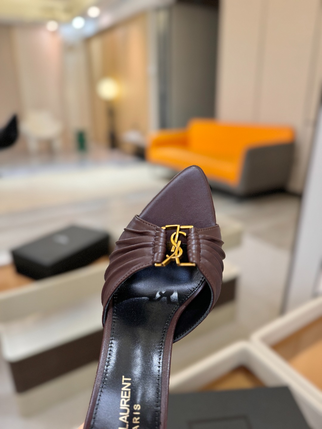 YSL「SAINT LAURENT*」  夏季新品 尖头优雅大气高跟拖鞋 ——————————  尖头设计拉长腿部线条，