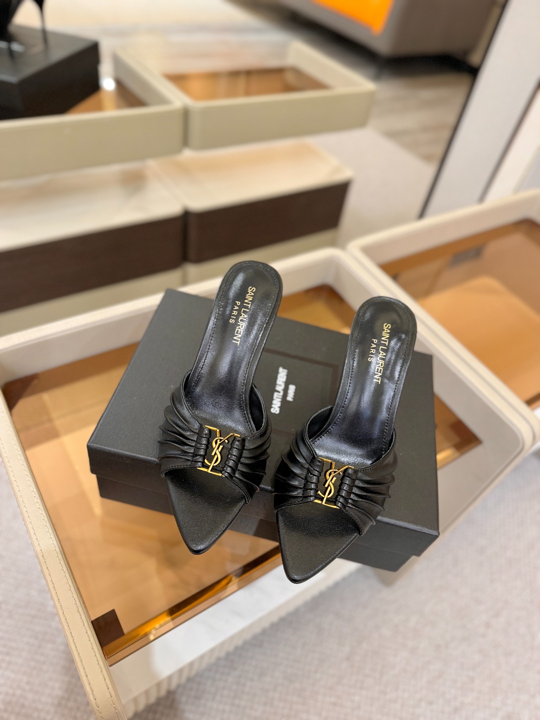 YSL「SAINT LAURENT*」  夏季新品 尖头优雅大气高跟拖鞋 ——————————  尖头设计拉长腿部线条，