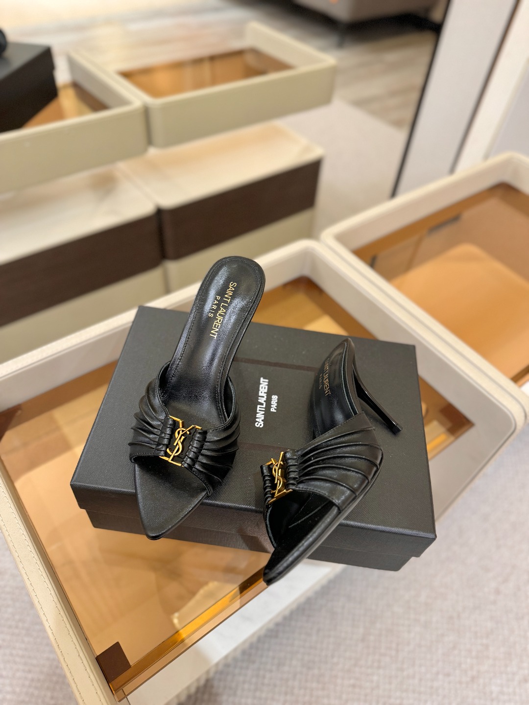 YSL「SAINT LAURENT*」  夏季新品 尖头优雅大气高跟拖鞋 ——————————  尖头设计拉长腿部线条，