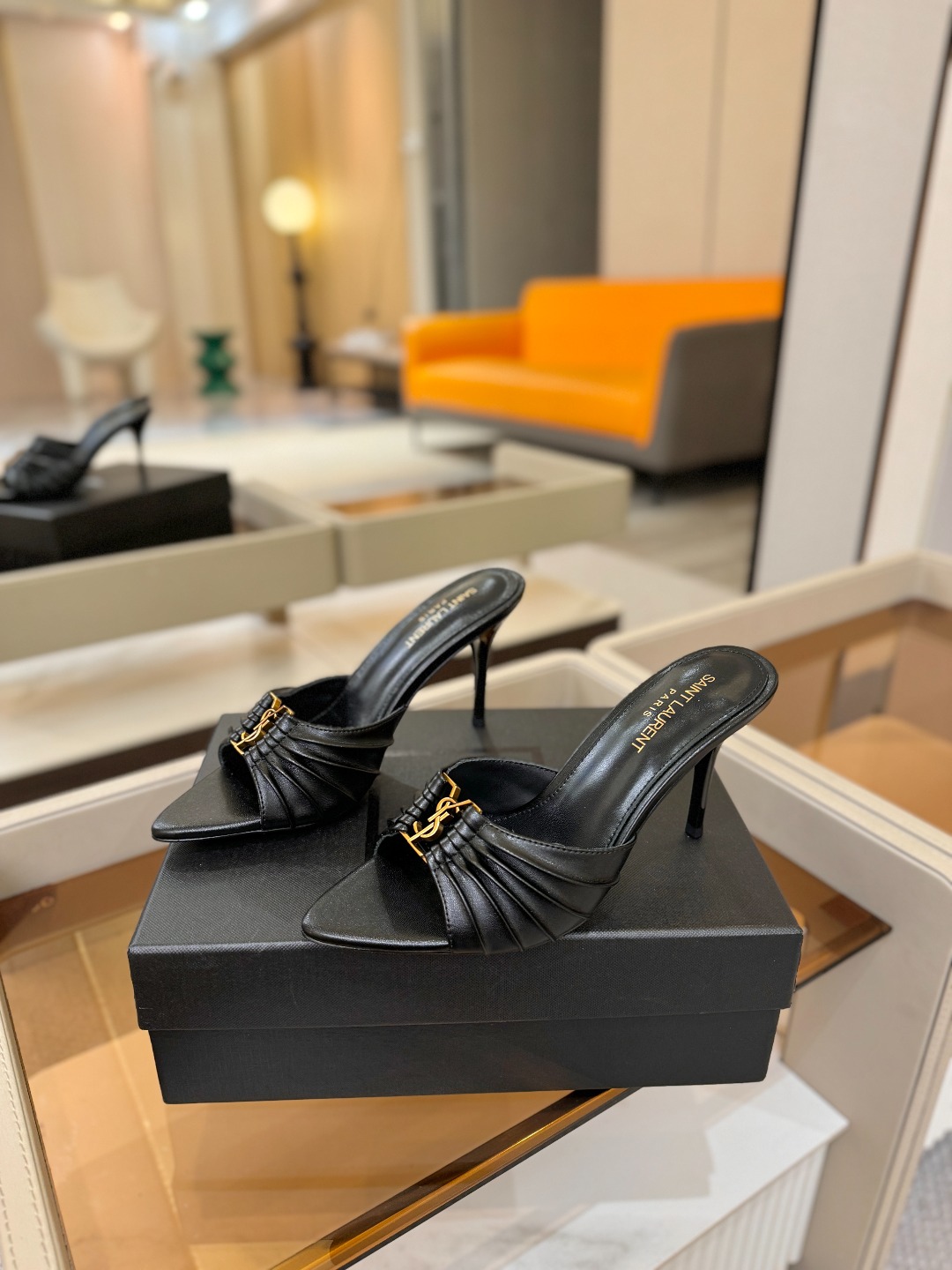YSL「SAINT LAURENT*」  夏季新品 尖头优雅大气高跟拖鞋 ——————————  尖头设计拉长腿部线条，