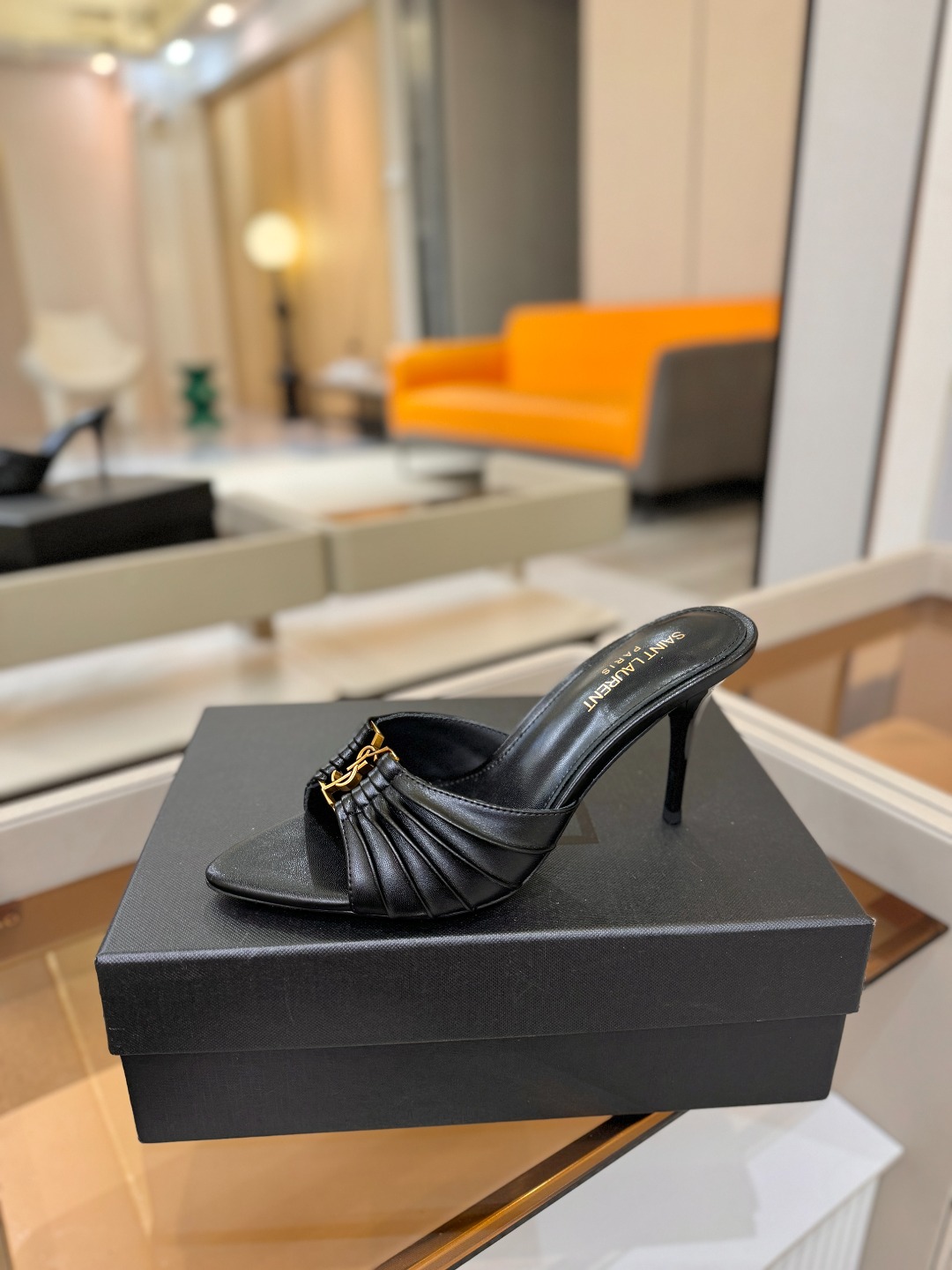 YSL「SAINT LAURENT*」  夏季新品 尖头优雅大气高跟拖鞋 ——————————  尖头设计拉长腿部线条，