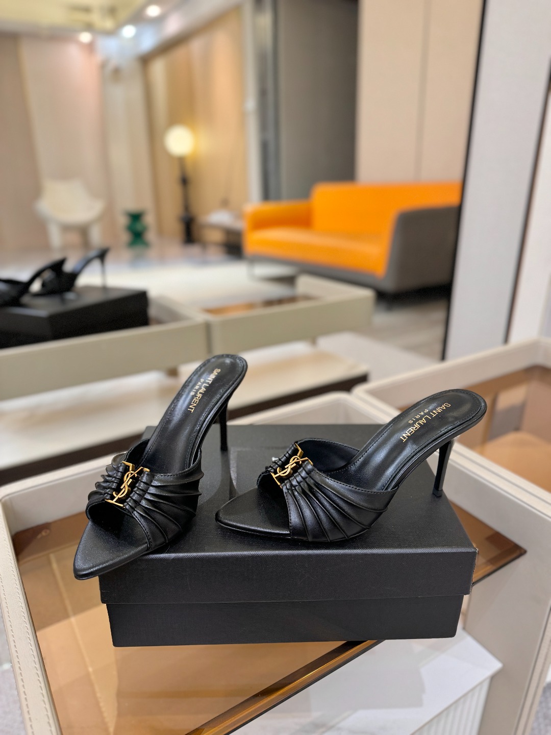 YSL「SAINT LAURENT*」  夏季新品 尖头优雅大气高跟拖鞋 ——————————  尖头设计拉长腿部线条，