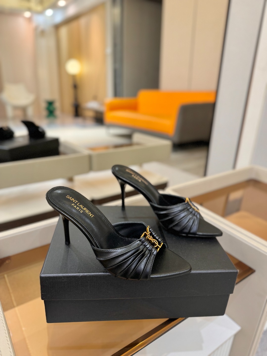 YSL「SAINT LAURENT*」  夏季新品 尖头优雅大气高跟拖鞋 ——————————  尖头设计拉长腿部线条，