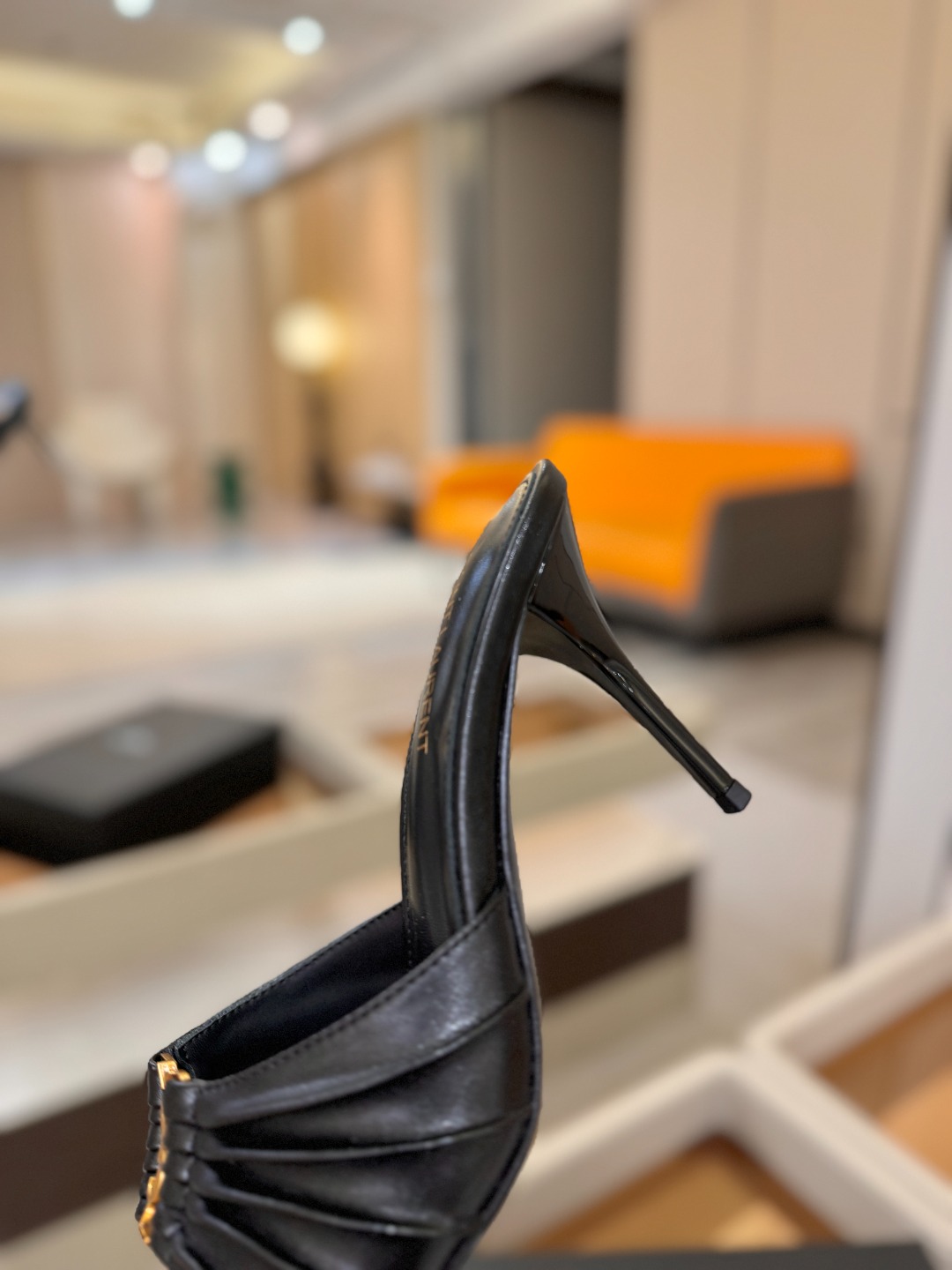 YSL「SAINT LAURENT*」  夏季新品 尖头优雅大气高跟拖鞋 ——————————  尖头设计拉长腿部线条，