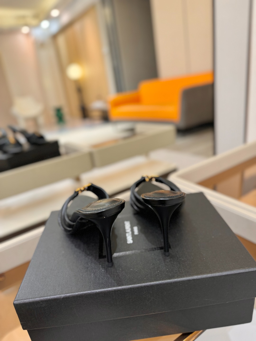 YSL「SAINT LAURENT*」  夏季新品 尖头优雅大气高跟拖鞋 ——————————  尖头设计拉长腿部线条，