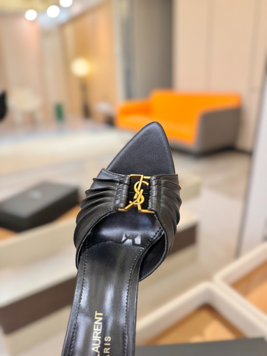 YSL「SAINT LAURENT*」  夏季新品 尖头优雅大气高跟拖鞋 ——————————  尖头设计拉长腿部线条，