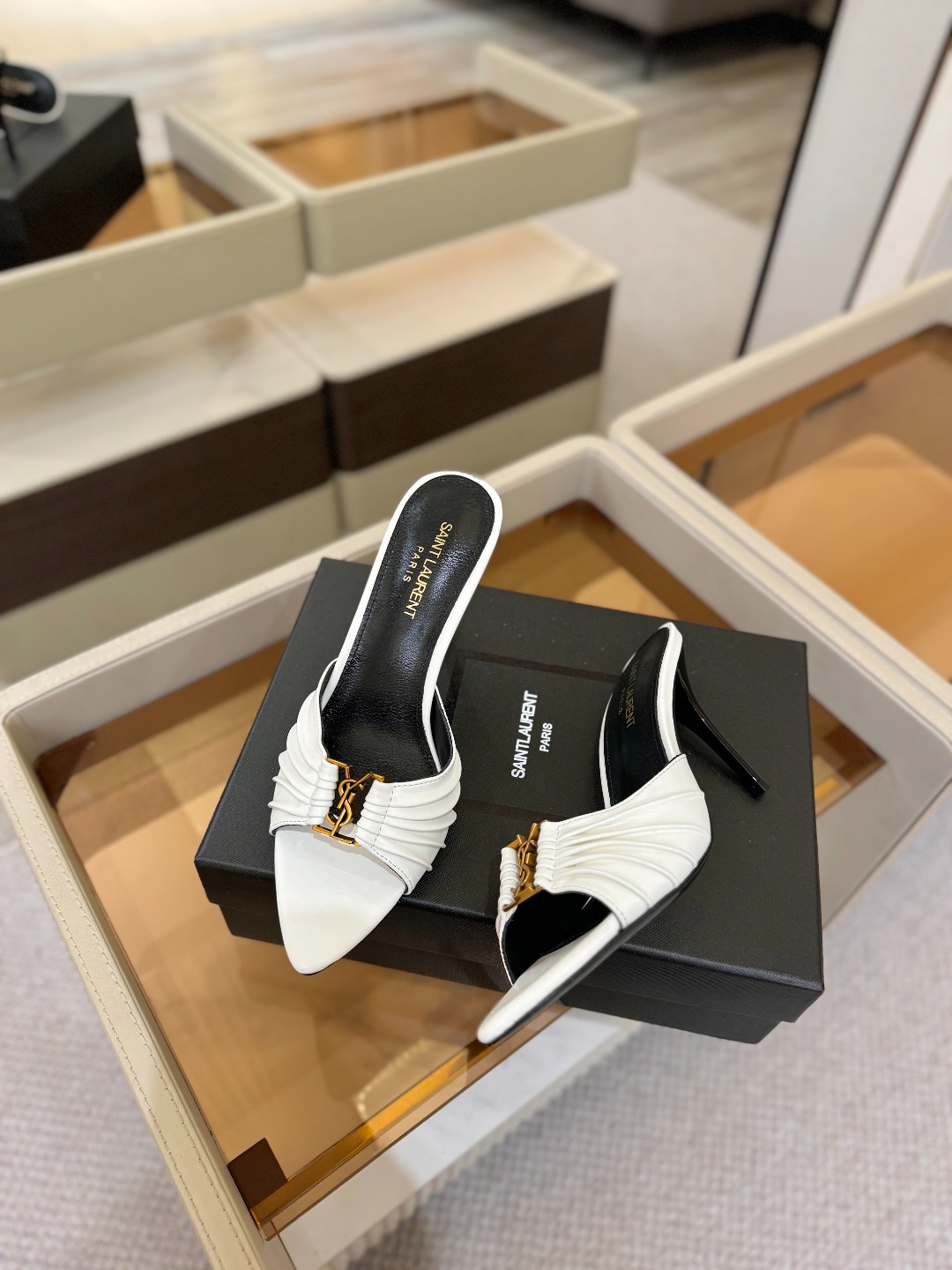 YSL「SAINT LAURENT*」 夏季新品 尖头优雅大气高跟拖鞋 —————————— 尖头设计拉长腿部线条, YSL「SAINT LAURENT*」 夏季新品 尖头优雅大气高跟拖鞋 —————————— 尖头设计拉长腿部线条,