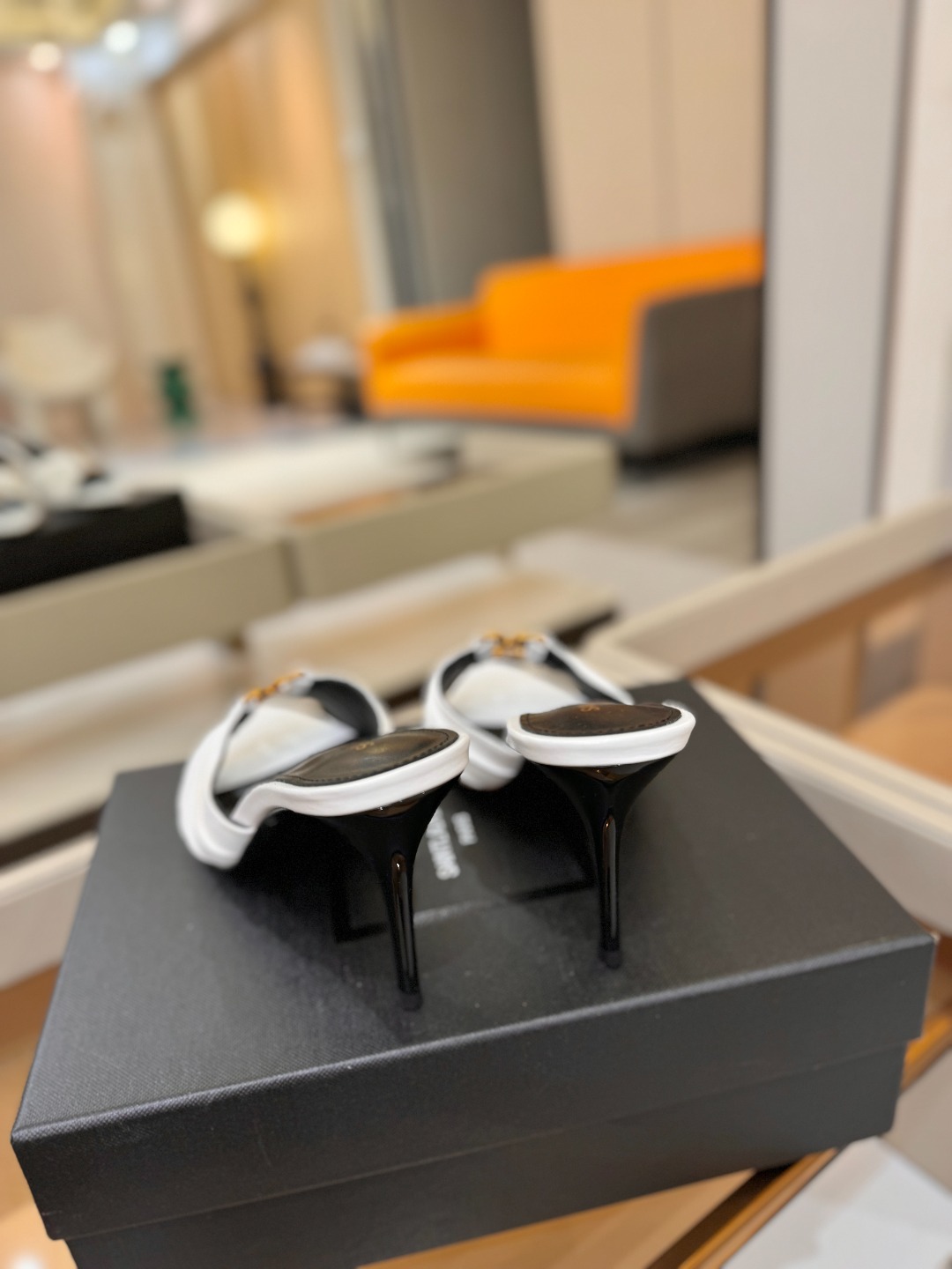 YSL「SAINT LAURENT*」 夏季新品 尖头优雅大气高跟拖鞋 —————————— 尖头设计拉长腿部线条, YSL「SAINT LAURENT*」 夏季新品 尖头优雅大气高跟拖鞋 —————————— 尖头设计拉长腿部线条,