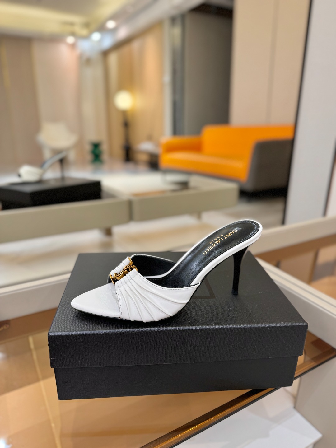 YSL「SAINT LAURENT*」  夏季新品 尖头优雅大气高跟拖鞋 ——————————  尖头设计拉长腿部线条，