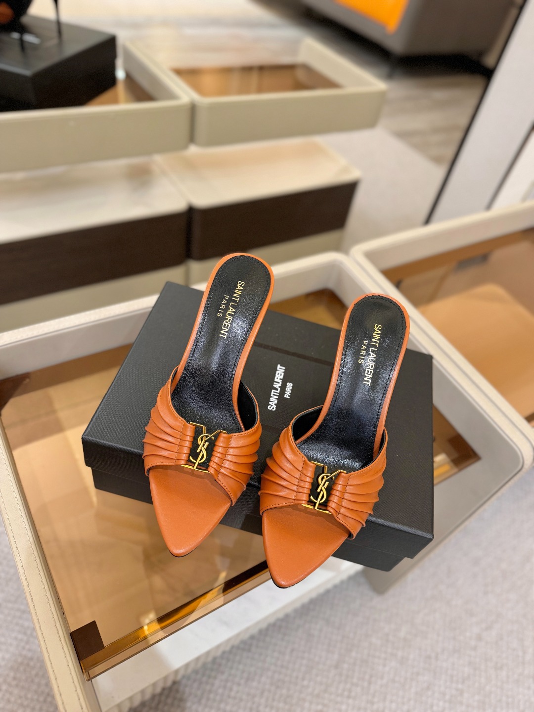 YSL「SAINT LAURENT*」  夏季新品 尖头优雅大气高跟拖鞋 ——————————  尖头设计拉长腿部线条，