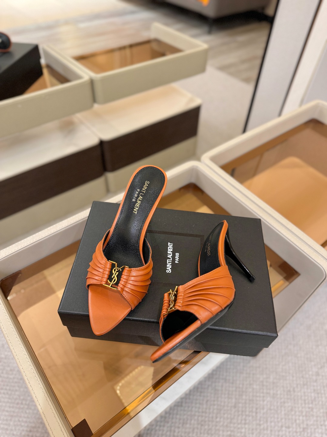YSL「SAINT LAURENT*」  夏季新品 尖头优雅大气高跟拖鞋 ——————————  尖头设计拉长腿部线条，