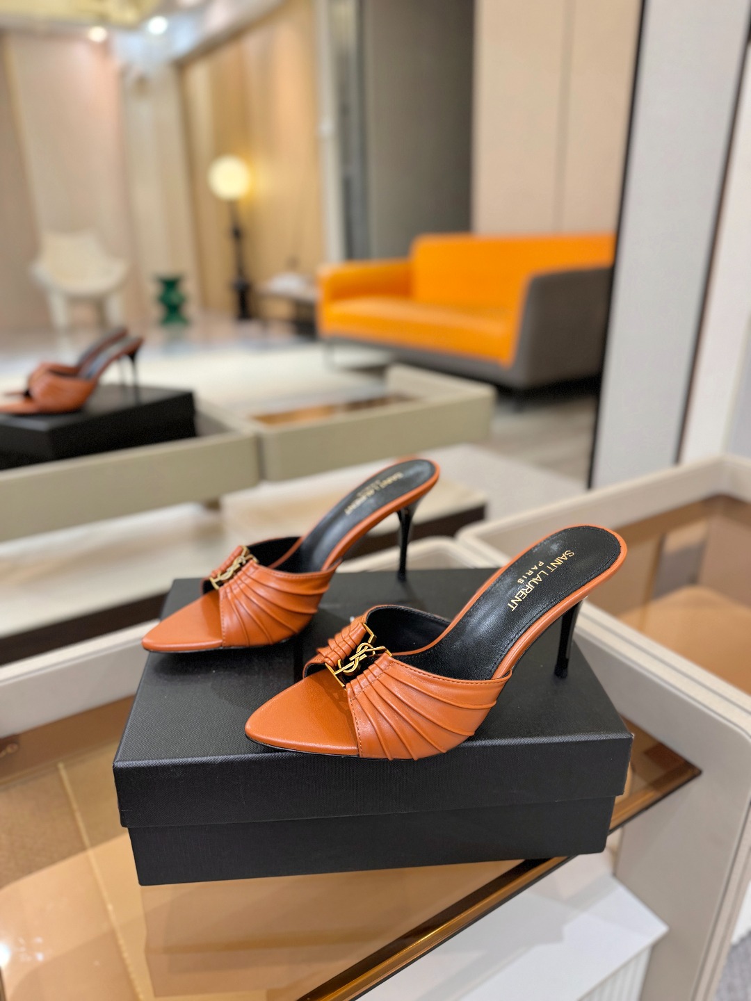 YSL「SAINT LAURENT*」  夏季新品 尖头优雅大气高跟拖鞋 ——————————  尖头设计拉长腿部线条，
