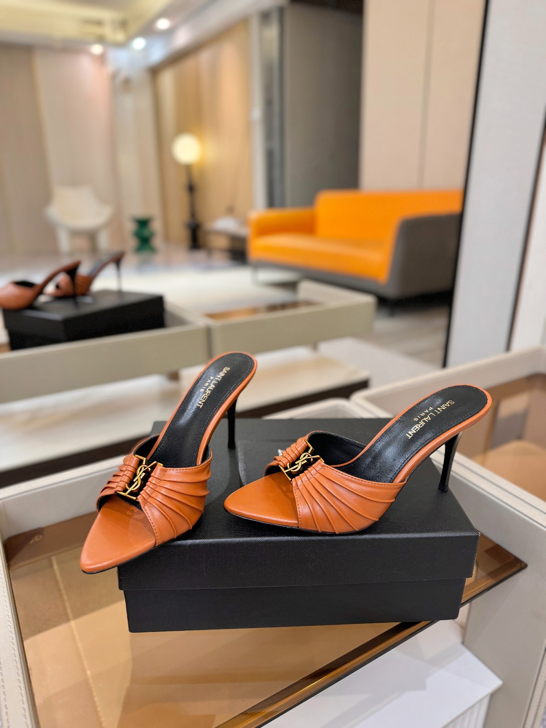 YSL「SAINT LAURENT*」  夏季新品 尖头优雅大气高跟拖鞋 ——————————  尖头设计拉长腿部线条，