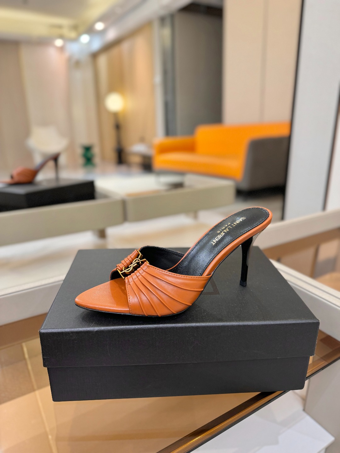 YSL「SAINT LAURENT*」  夏季新品 尖头优雅大气高跟拖鞋 ——————————  尖头设计拉长腿部线条，