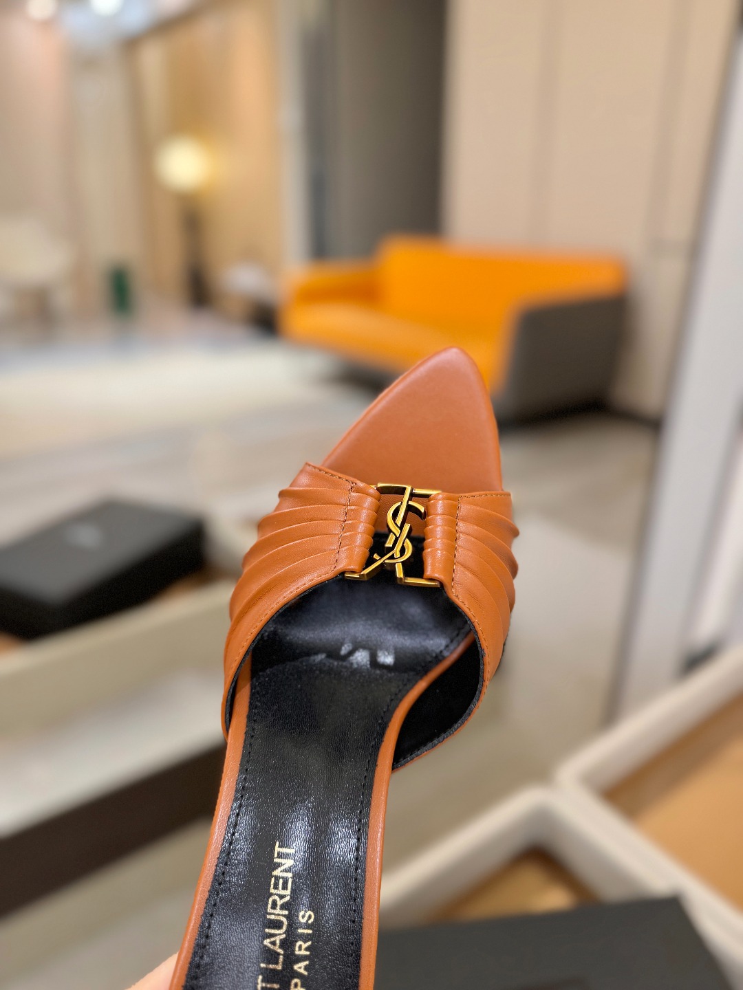 YSL「SAINT LAURENT*」  夏季新品 尖头优雅大气高跟拖鞋 ——————————  尖头设计拉长腿部线条，