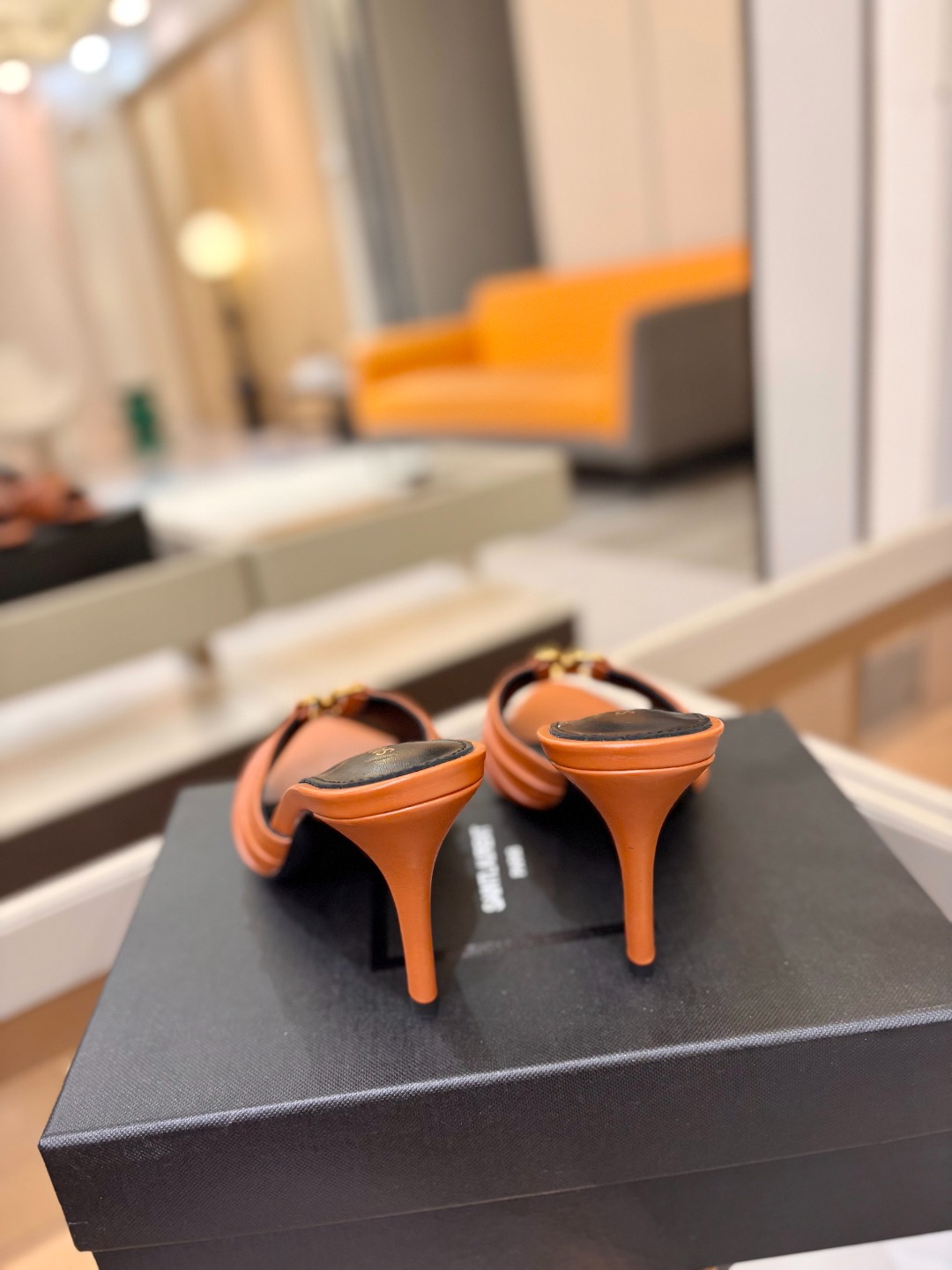 YSL「SAINT LAURENT*」 夏季新品 尖头优雅大气高跟拖鞋 —————————— 尖头设计拉长腿部线条, YSL「SAINT LAURENT*」 夏季新品 尖头优雅大气高跟拖鞋 —————————— 尖头设计拉长腿部线条,