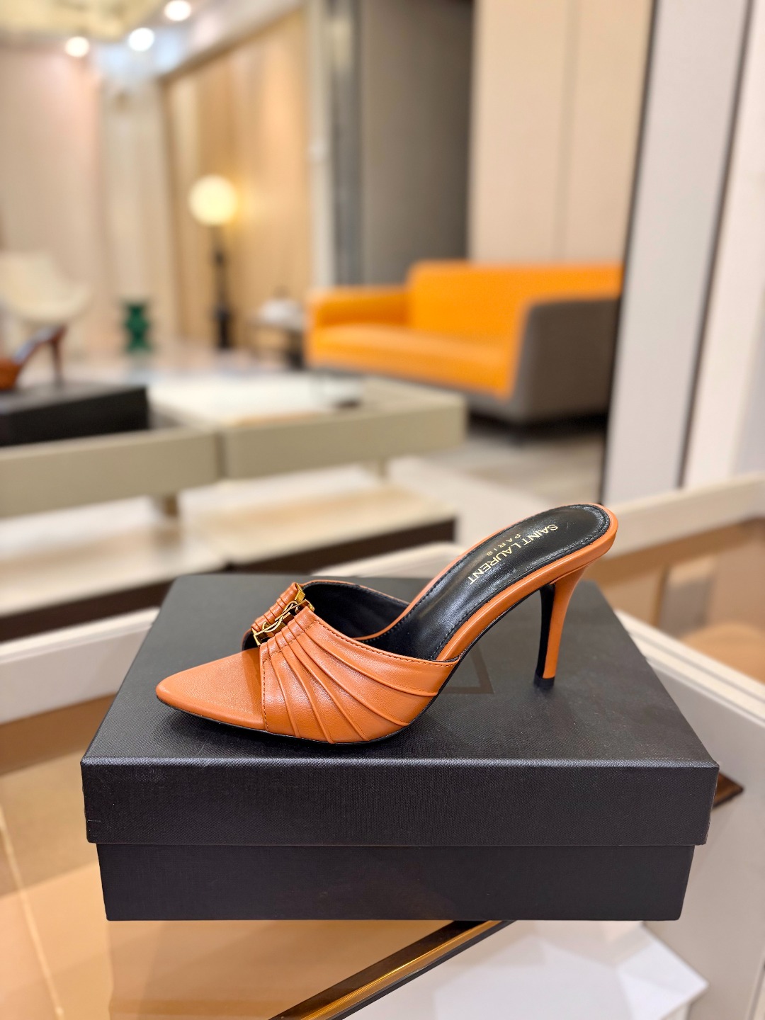 YSL「SAINT LAURENT*」  夏季新品 尖头优雅大气高跟拖鞋 ——————————  尖头设计拉长腿部线条，