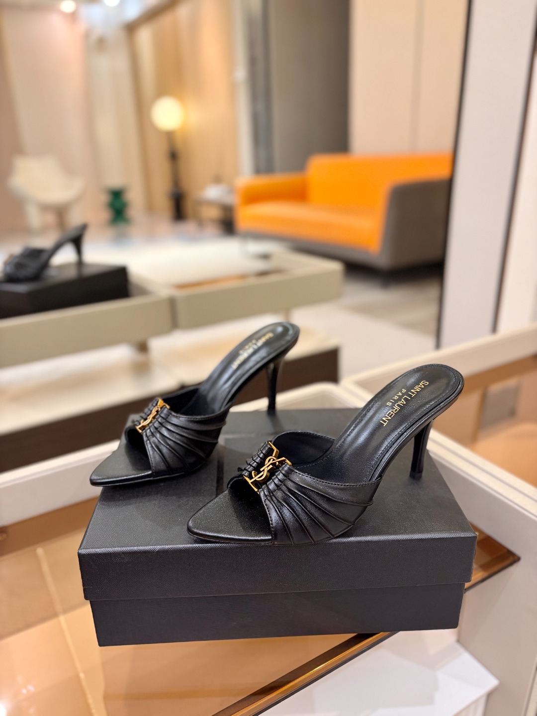 YSL「SAINT LAURENT*」 夏季新品 尖头优雅大气高跟拖鞋 —————————— 尖头设计拉长腿部线条, YSL「SAINT LAURENT*」 夏季新品 尖头优雅大气高跟拖鞋 —————————— 尖头设计拉长腿部线条,