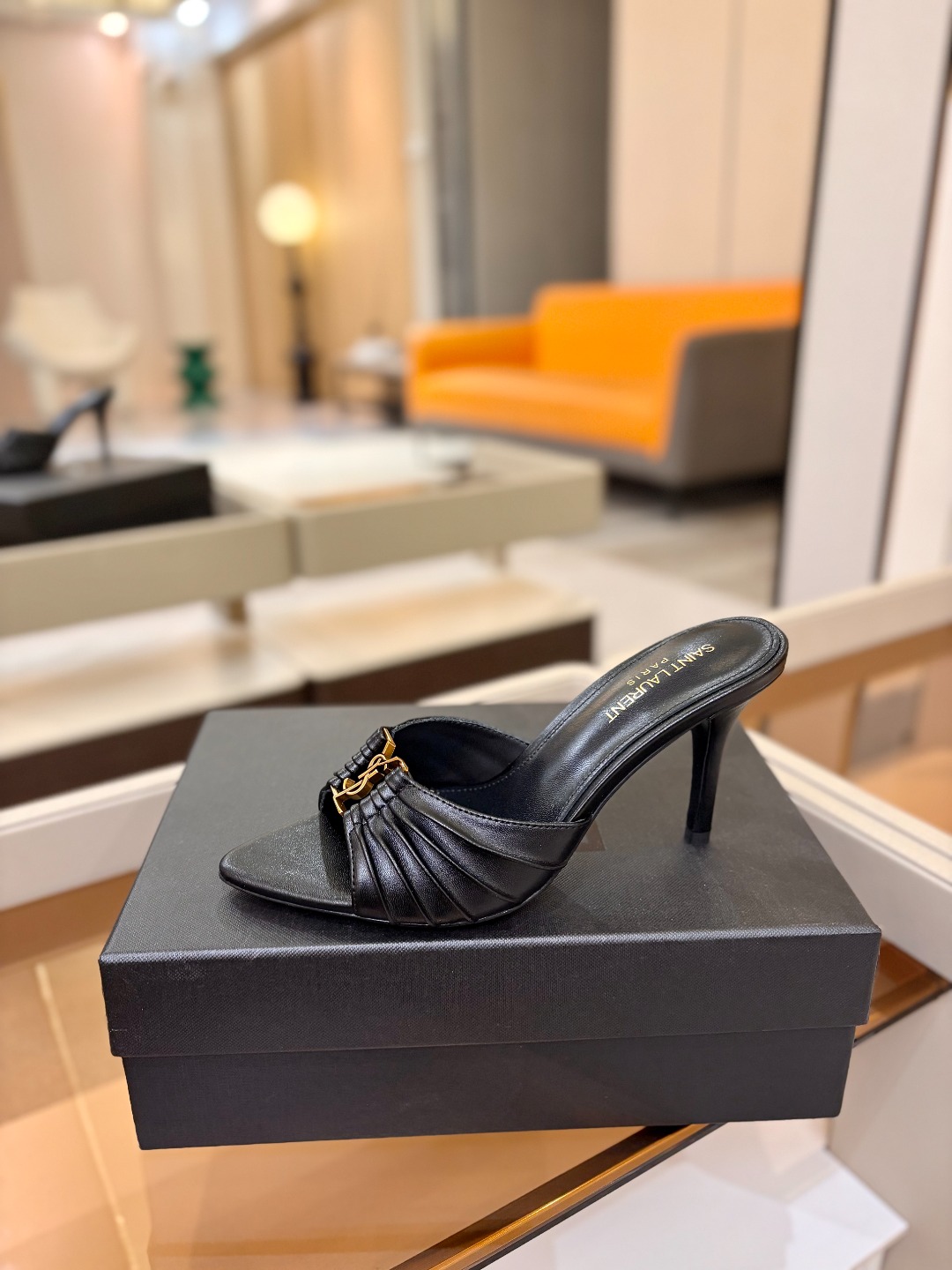 YSL「SAINT LAURENT*」  夏季新品 尖头优雅大气高跟拖鞋 ——————————  尖头设计拉长腿部线条，