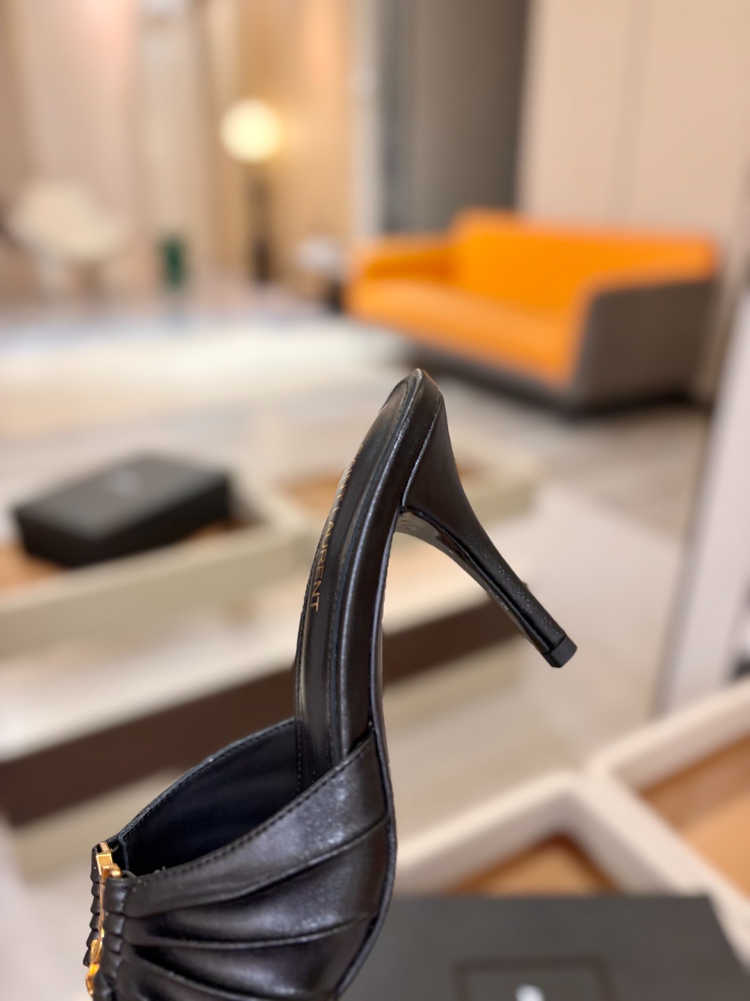 YSL「SAINT LAURENT*」 夏季新品 尖头优雅大气高跟拖鞋 —————————— 尖头设计拉长腿部线条, YSL「SAINT LAURENT*」 夏季新品 尖头优雅大气高跟拖鞋 —————————— 尖头设计拉长腿部线条,