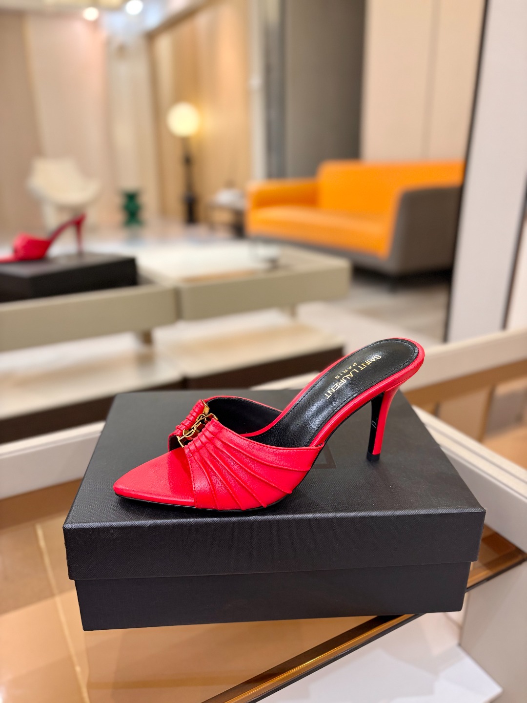 YSL「SAINT LAURENT*」  夏季新品 尖头优雅大气高跟拖鞋 ——————————  尖头设计拉长腿部线条，