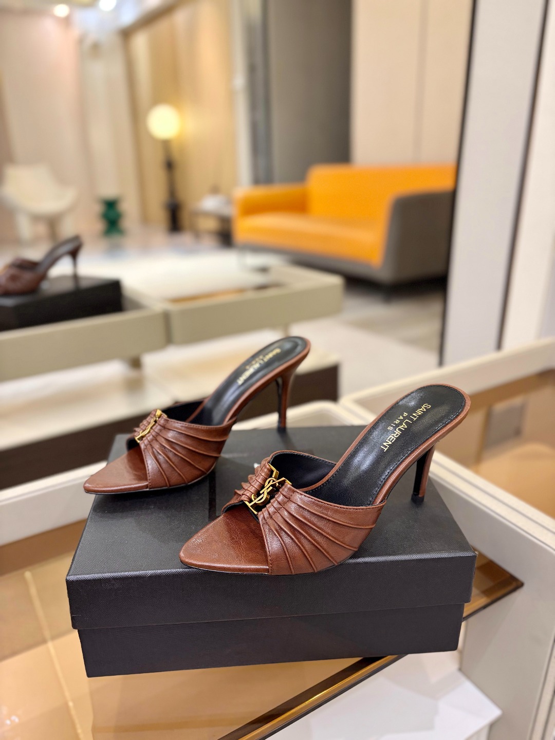 YSL「SAINT LAURENT*」 夏季新品 尖头优雅大气高跟拖鞋 —————————— 尖头设计拉长腿部线条, YSL「SAINT LAURENT*」 夏季新品 尖头优雅大气高跟拖鞋 —————————— 尖头设计拉长腿部线条,