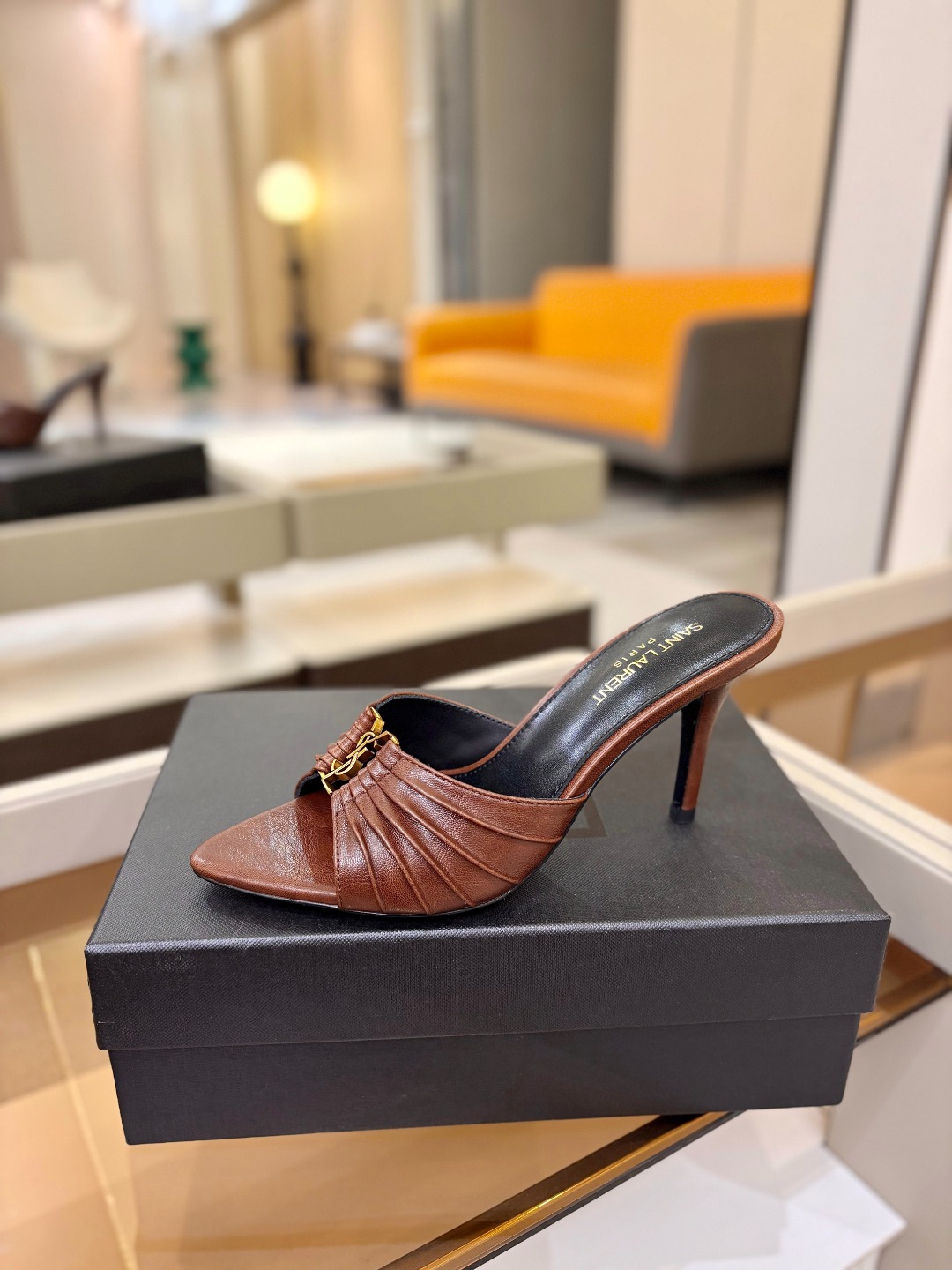 YSL「SAINT LAURENT*」  夏季新品 尖头优雅大气高跟拖鞋 ——————————  尖头设计拉长腿部线条，