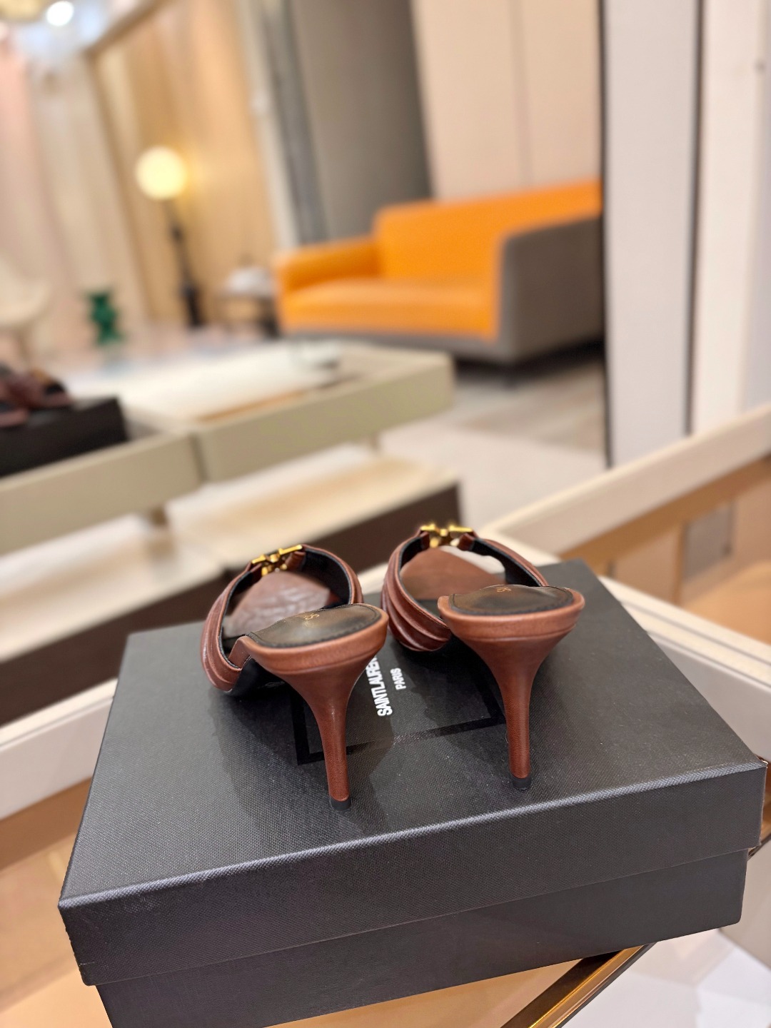 YSL「SAINT LAURENT*」 夏季新品 尖头优雅大气高跟拖鞋 —————————— 尖头设计拉长腿部线条, YSL「SAINT LAURENT*」 夏季新品 尖头优雅大气高跟拖鞋 —————————— 尖头设计拉长腿部线条,