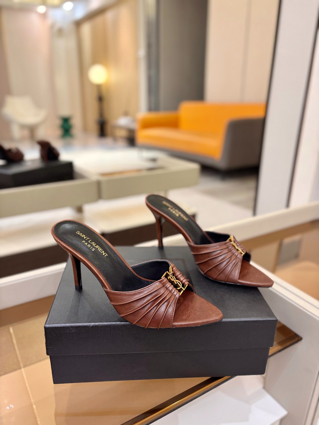 YSL「SAINT LAURENT*」 夏季新品 尖头优雅大气高跟拖鞋 —————————— 尖头设计拉长腿部线条, YSL「SAINT LAURENT*」 夏季新品 尖头优雅大气高跟拖鞋 —————————— 尖头设计拉长腿部线条,